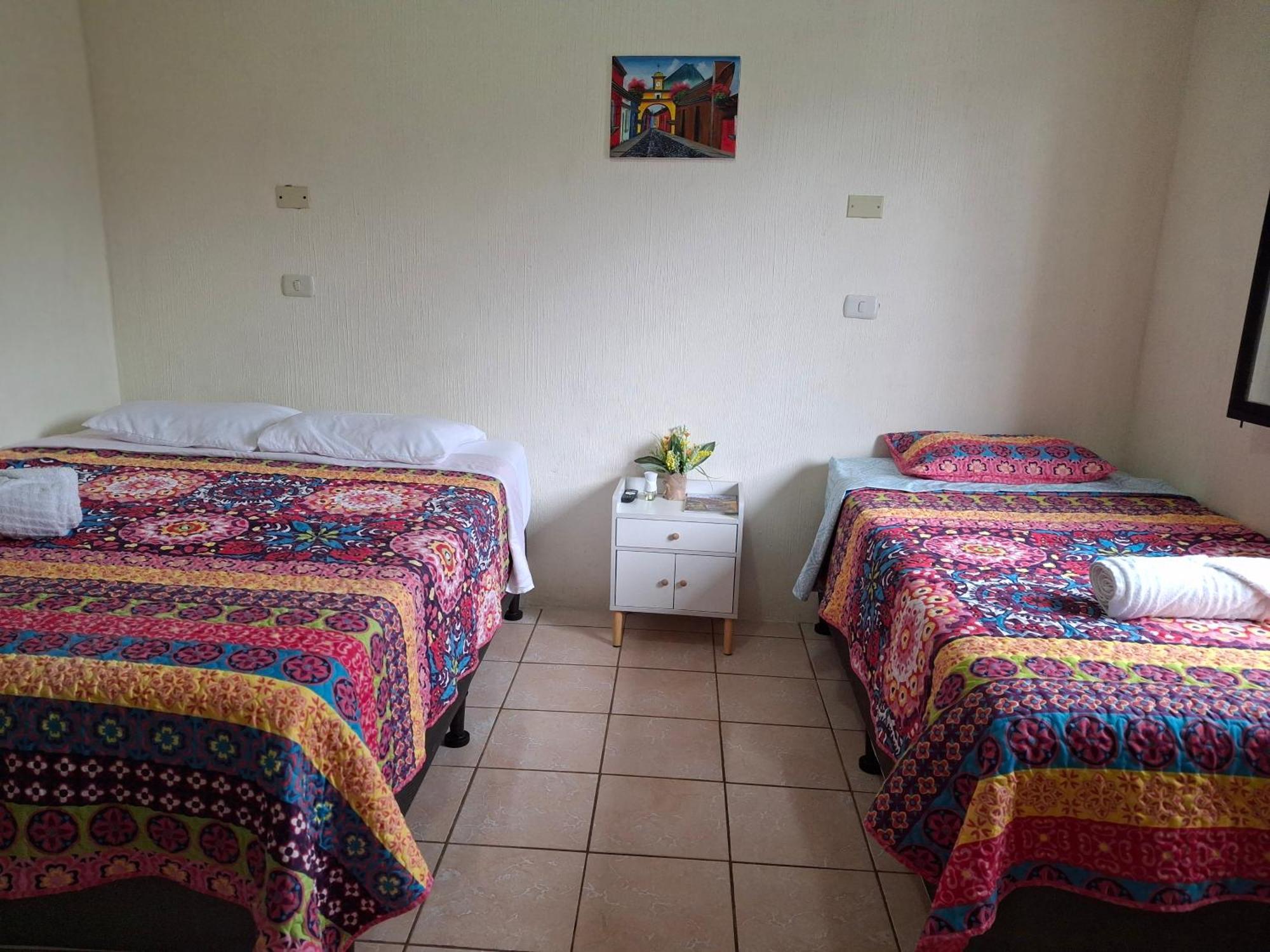 Blue Moon Hostel 危地马拉安地瓜 外观 照片