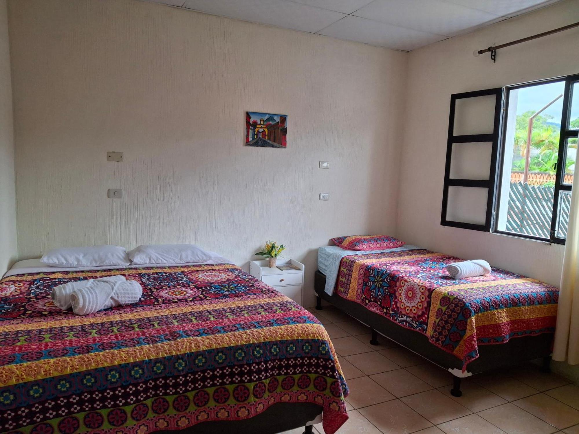 Blue Moon Hostel 危地马拉安地瓜 外观 照片